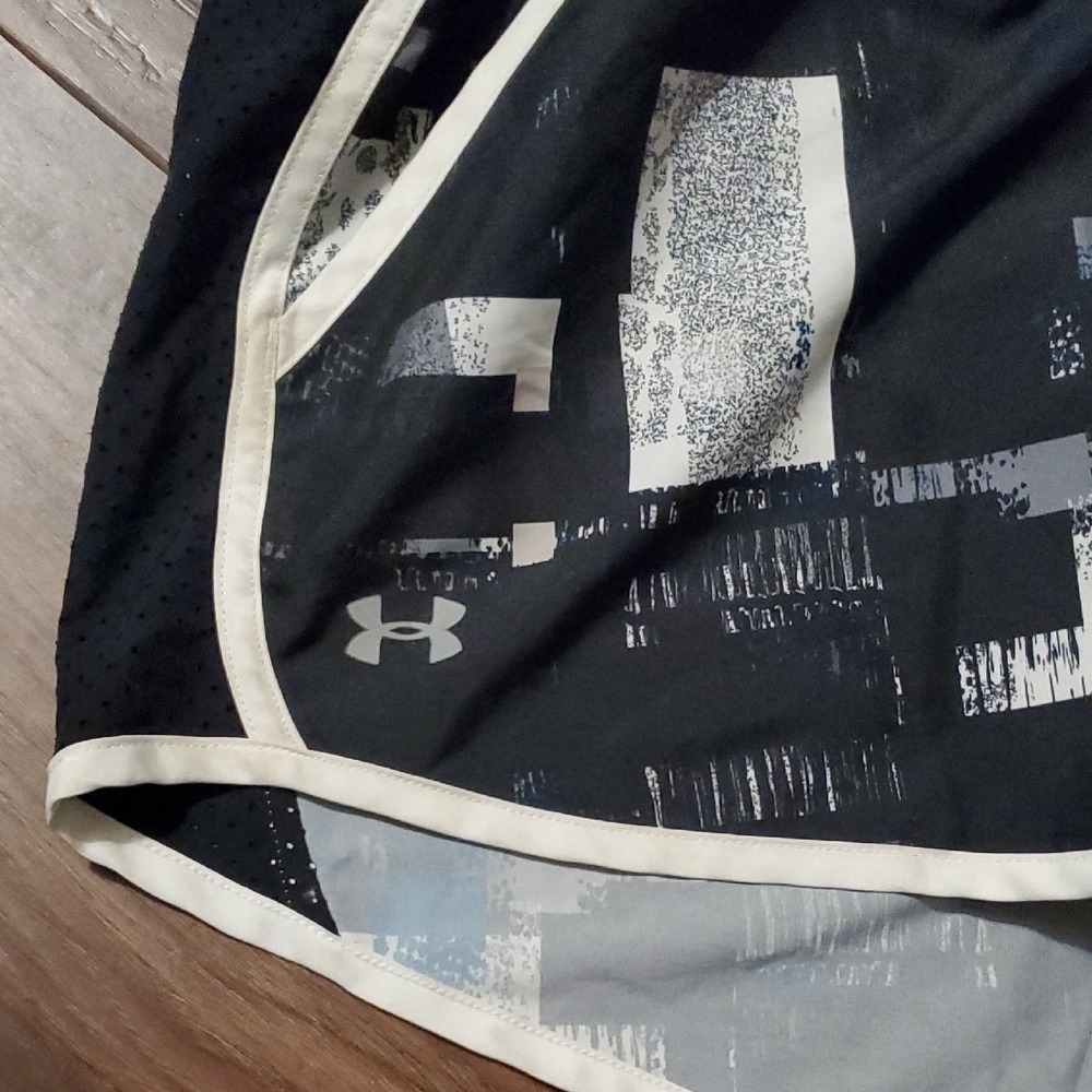 Under Armour Women's Geometric Black and White Shorts - Picture 3 of 5